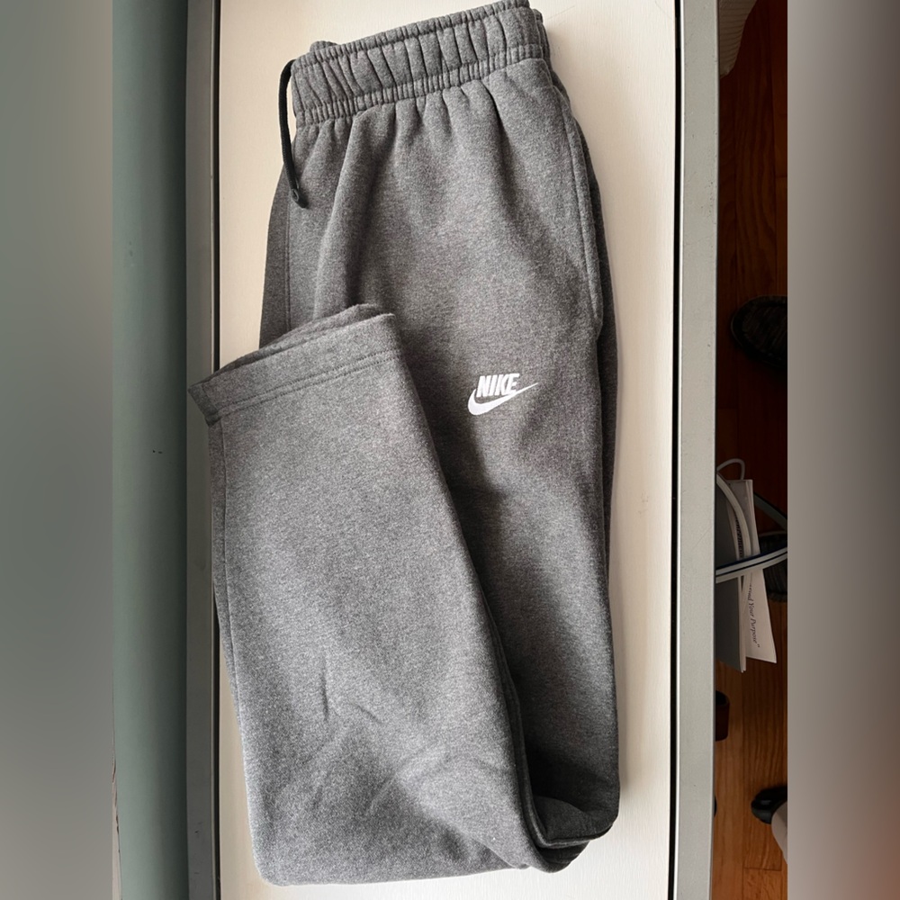 Nike Club Fleece Pant Straight Leg Men’s size Medium Charcoal Grey Fleece